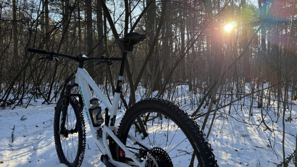 MTB i snön: en vintertur med dubbdäck och solsken